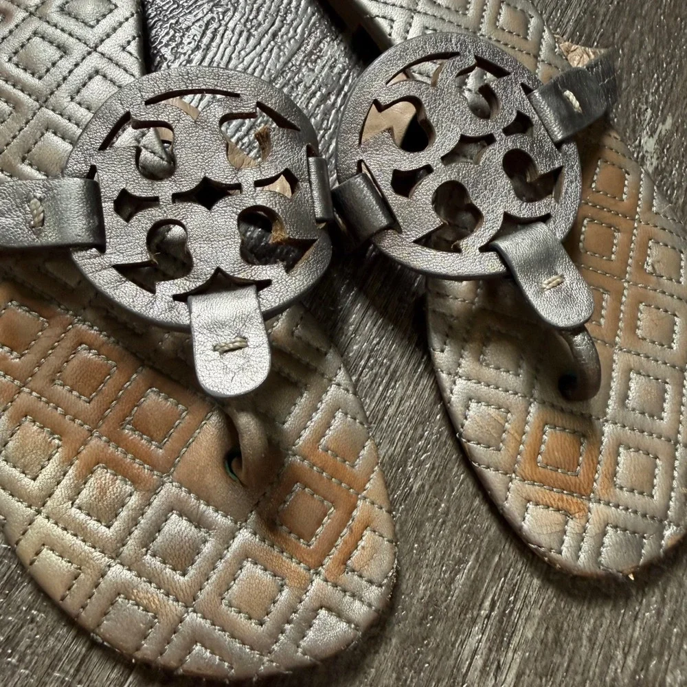Tory Burch Miller Sandals Womens 6.5 Metallic Pewter Quilted Leather Flat Thong